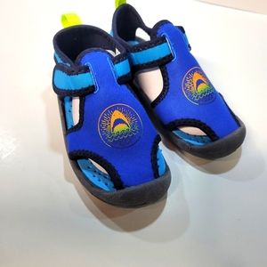 Oshkosh boys water shoes